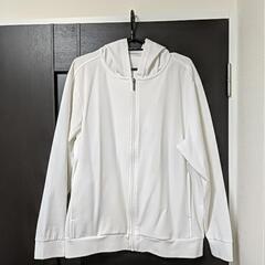 白いパーカー