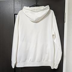 白いパーカーの画像