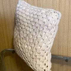 クッション　ミニクッション　毛糸　ウール　手編みのカバー　クリーム色　中古 の画像