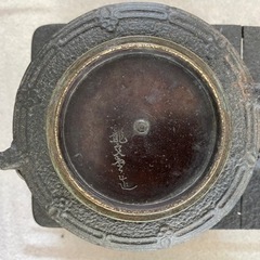 明治初期の長火鉢と大正時代の五徳と鉄瓶の画像