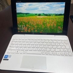 ASUS win 10 2014 タブレットパソコン　白 すぐに...