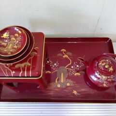 値下げ。格安中古・新品同様、漆器　高級本格お屠蘇・おとそ　祝儀盃４つ揃いセット大、朱塗り、松竹梅、金渕・金蒔絵入り、。 　お屠蘇器、胴張盃台、盃・松竹梅柄３、専用お盆金蒔絵付。 業務用本格お屠蘇セット、ホテル・神社結婚式場・お寺、お正月、各種お祝い、祝儀盃。 三々九度等に最適で、新年、お祝いが盛り上がります。 　使用感無し、箱は付いていません。 　他に映像最後の品、多人数用３寸朱塗り酒盃・金寿文字入り＠８９０円・全４０個もご用意できます。の画像