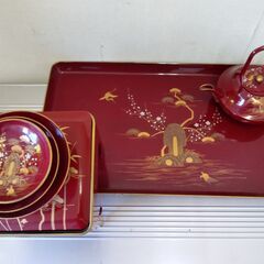 値下げ。格安中古・新品同様、漆器　高級本格お屠蘇・おとそ　祝儀盃４つ揃いセット大、朱塗り、松竹梅、金渕・金蒔絵入り、。 　お屠蘇器、胴張盃台、盃・松竹梅柄３、専用お盆金蒔絵付。 業務用本格お屠蘇セット、ホテル・神社結婚式場・お寺、お正月、各種お祝い、祝儀盃。 三々九度等に最適で、新年、お祝いが盛り上がります。 　使用感無し、箱は付いていません。 　他に映像最後の品、多人数用３寸朱塗り酒盃・金寿文字入り＠８９０円・全４０個もご用意できます。の画像