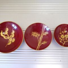 値下げ。格安中古・新品同様、漆器　高級本格お屠蘇・おとそ　祝儀盃４つ揃いセット大、朱塗り、松竹梅、金渕・金蒔絵入り、。 　お屠蘇器、胴張盃台、盃・松竹梅柄３、専用お盆金蒔絵付。 業務用本格お屠蘇セット、ホテル・神社結婚式場・お寺、お正月、各種お祝い、祝儀盃。 三々九度等に最適で、新年、お祝いが盛り上がります。 　使用感無し、箱は付いていません。 　他に映像最後の品、多人数用３寸朱塗り酒盃・金寿文字入り＠８９０円・全４０個もご用意できます。の画像