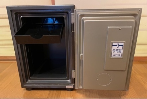 B.S.D SAFE 耐火金庫取りに来られる方に譲ります (GGパパス