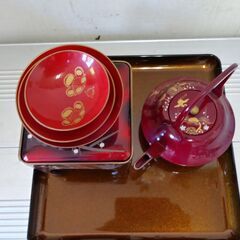 値下げ。格安中古・新品同様、漆器　高級本格お屠蘇・おとそ　祝儀盃４つ揃いセット大、朱塗り、金渕・金蒔絵入り、。 　お屠蘇器、胴張盃台、盃・松竹梅柄３、お盆　梨地塗り物付。 業務用本格お屠蘇セット、ホテル・神社結婚式場・お寺、お正月、各種お祝い、祝儀盃。 三々九度等に最適で、新年、お祝いが盛り上がります。 　使用感無し、箱は付いていません。 　他に映像最後の品、多人数用３寸朱塗り酒盃・金寿文字入り＠８９０円・全４０個もご用意できます。の画像
