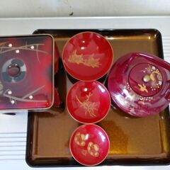 値下げ。格安中古・新品同様、漆器　高級本格お屠蘇・おとそ　祝儀盃４つ揃いセット大、朱塗り、金渕・金蒔絵入り、。 　お屠蘇器、胴張盃台、盃・松竹梅柄３、お盆　梨地塗り物付。 業務用本格お屠蘇セット、ホテル・神社結婚式場・お寺、お正月、各種お祝い、祝儀盃。 三々九度等に最適で、新年、お祝いが盛り上がります。 　使用感無し、箱は付いていません。 　他に映像最後の品、多人数用３寸朱塗り酒盃・金寿文字入り＠８９０円・全４０個もご用意できます。の画像