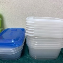 【直接手渡しできる方】値下げ！持ち運び便利なタッパー大×3個　他、タッパー8個付きの画像