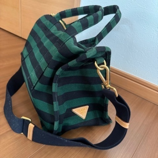 PRADA プラダ　ショルダーバッグ　中サイズ