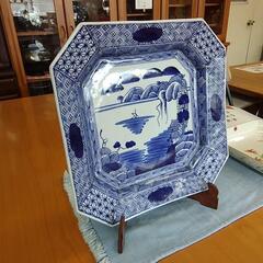 飾り皿 台付 白地に藍色の模様