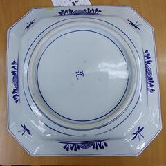 飾り皿 台付 白地に藍色の模様の画像