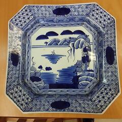 飾り皿 台付 白地に藍色の模様の画像