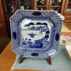 飾り皿 台付 白地に藍色の模様の画像