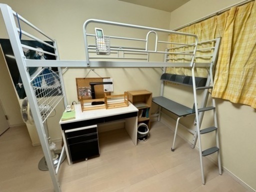 ロフトベッド　テーブル　本棚付き