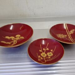 値下げ。格安中古・新品同様、朱盃・さかずき　漆器　高級本格　祝儀盃　３寸ｗ９ｈ２，５ｃｍ、朱塗り、金渕・寿金文字入り。単価です。全４０個限り。使用感無し、箱は付いていません。の画像