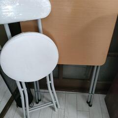 折りたたみテーブル、椅子の画像