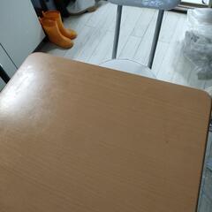 折りたたみテーブル、椅子の画像