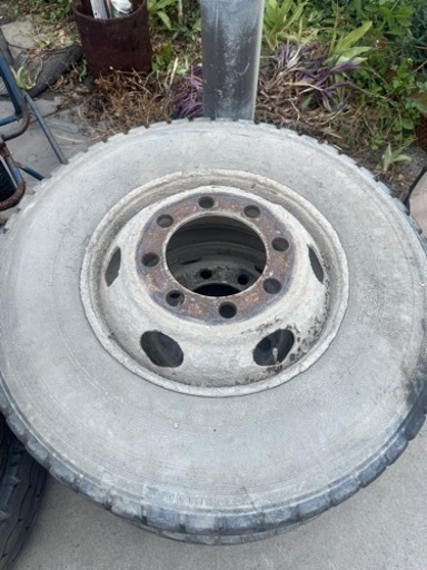 トラック用タイヤ