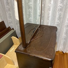 昔ながらの木の化粧台の画像