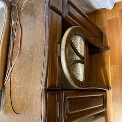 昔ながらの木の化粧台の画像