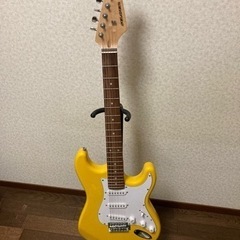 黄色のエレキギター　ギタースタンド付き