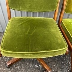 【2脚セット】 karimoku カリモク グリーンモケット デスクチェア 椅子 キャスター付き 直接引取可能！の画像