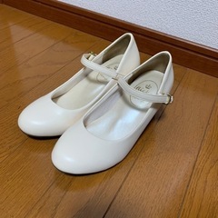 ストラップ付きパンプス