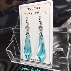 スワロフスキー アンティークグリーン コスモオーラ 天然石ピアスの画像