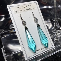 スワロフスキー アンティークグリーン コスモオーラ 天然石ピアスの画像