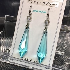 スワロフスキー アンティークグリーン コスモオーラ 天然石ピアスの画像