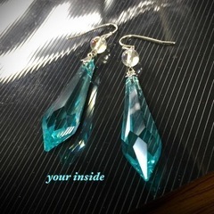 スワロフスキー アンティークグリーン コスモオーラ 天然石ピアスの画像