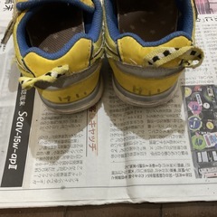 ドクターイエロースニーカーの画像