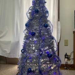 クリスマスツリー　と　イルミネーション