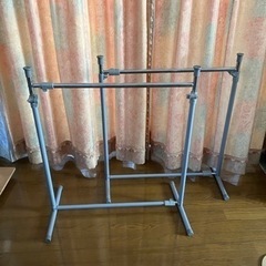 取引中です。スタンドハンガー　押し入れ用　伸縮可能　２本組