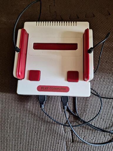 ①ファミコンレトロ。