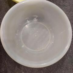 洗面器４個とフリスビーの画像