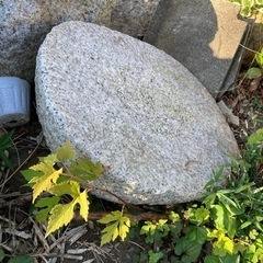 灯篭が倒れたままの物です