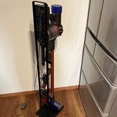 ダイソン掃除機とスタンドの画像