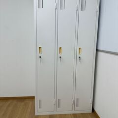 新品同様！更衣室ロッカー3連（ホワイト）価格交渉可！の画像