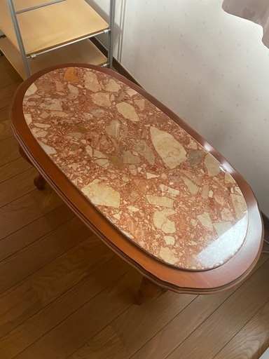 傷あり　大理石のテーブル