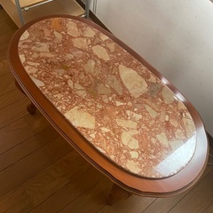傷あり　大理石のテーブル