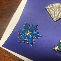 スワロフスキー　エナメルピン　３つセット　クリスマスの画像