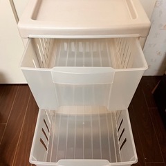 （取引完了）三段収納ケース　コロコロ付き　の画像