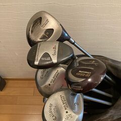 ゴルフバックとクラブ一式の画像