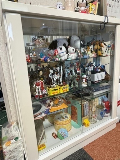 ガラス飾り棚売ります。お値下げ中