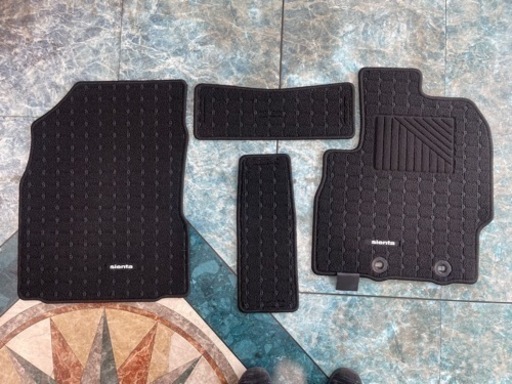 トヨタ シエンタ/純正フロアマット(美品)
