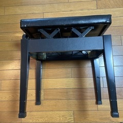ピアノ用椅子:使用に問題なしですが、破れとガタ付きあり