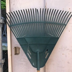 プラスチックの松葉ほうきの画像