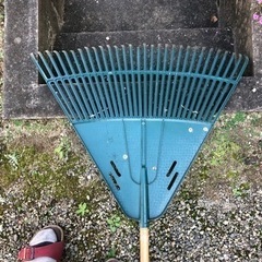 プラスチックの松葉ほうきの画像