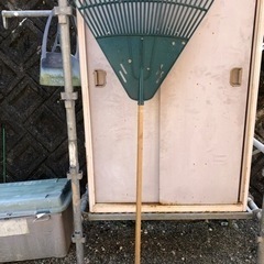プラスチックの松葉ほうきの画像